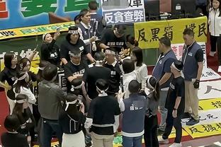 逆天！朝鲜球员向日本队工作人员要水喝还作势要打人家，被出示黄牌